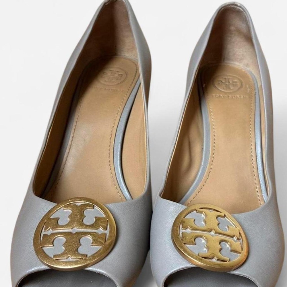 Tory Burch slate grey wedge heels w/ peep toe & gold logo Sz 7.5 #eurovacation